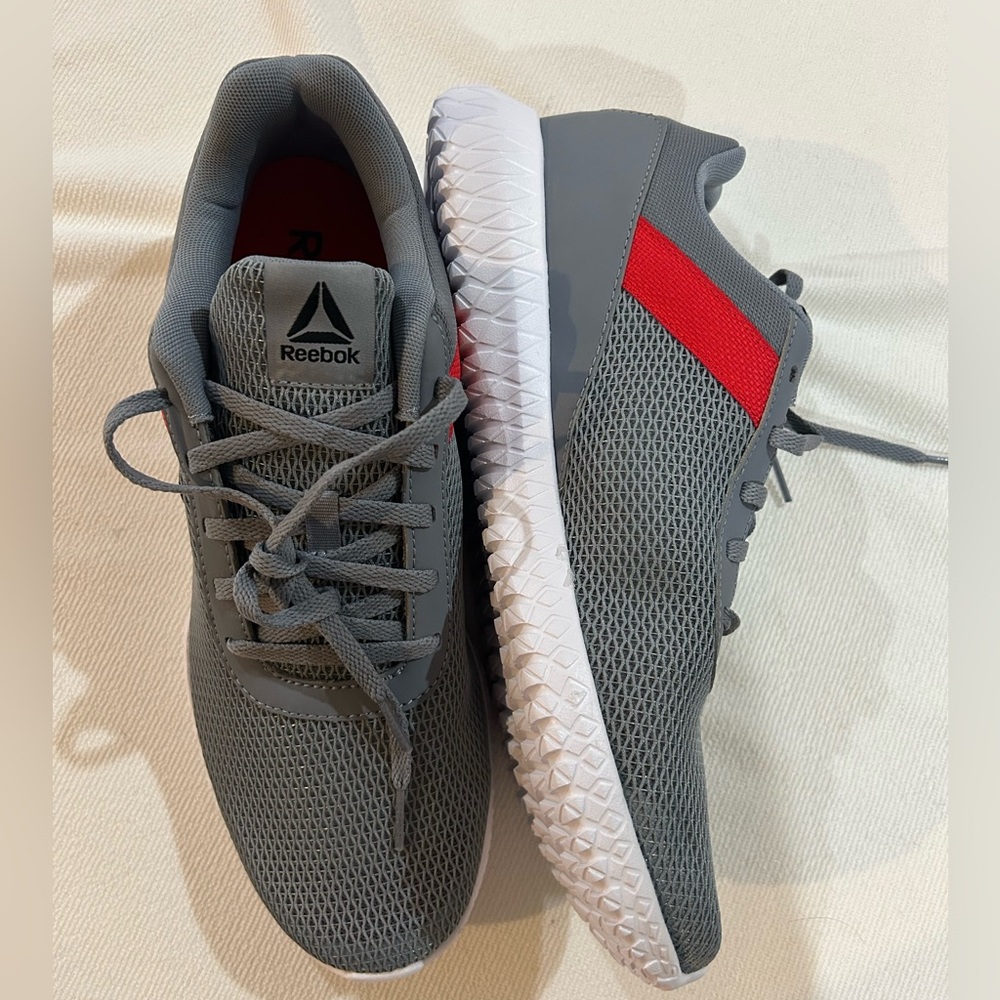 Reebok Men's Gray and Red Athletic Shoes new without tags size mens 11